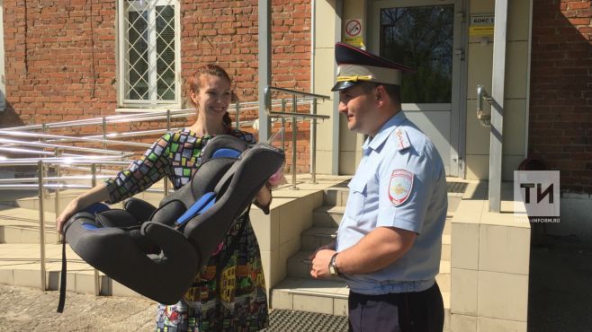 Из роддома в Казани выписали женщину, которую доставили туда инспекторы ДПС на авто с мигалками